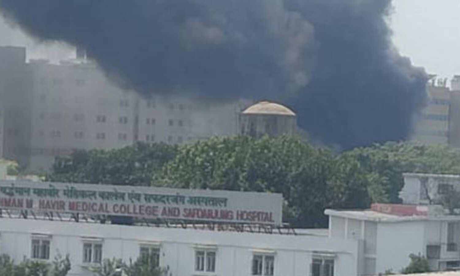 सफदरजंग अस्पताल में लगी भीषण आग, चारों ओर मची अफरा-तफरी