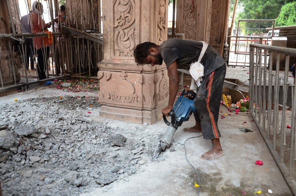 शिवरात्रि पर तैयार नहीं हो पाएगा अचलेश्वर महादेव मंदिर, प्रसाद काउंटर बनेंगे मुसीबत