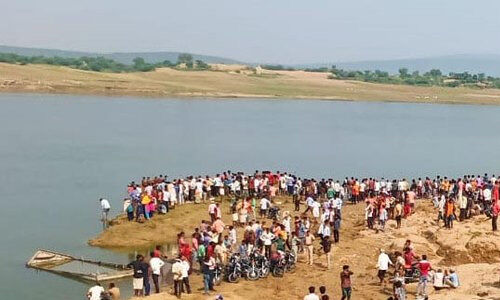 चंबल नदी में 30 लोगों से भरी नाव पलटी, 20 को बचाया गया, 10 लापता