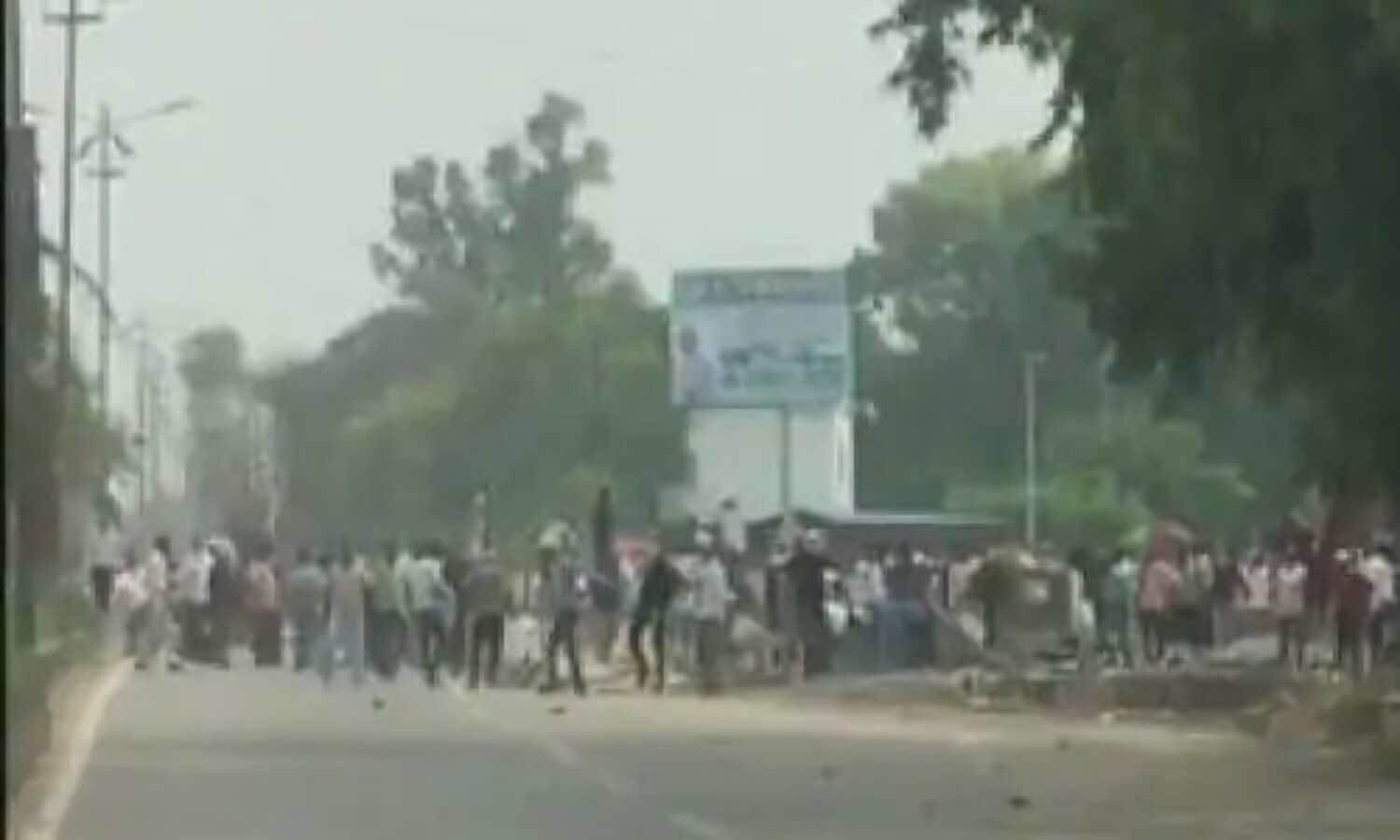 उत्तर प्रदेश में सरकारी नौकरियों में 5 साल संविदा के खिलाफ छात्रों का हल्ला बोल, पुलिस ने भांजी लाठियां