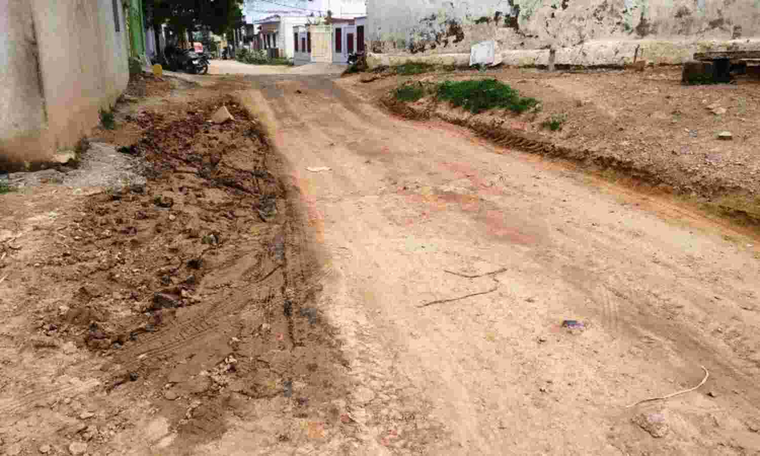 शहर की सड़कों पर गड्ढे, धूल फेफड़ों को खराब कर रही