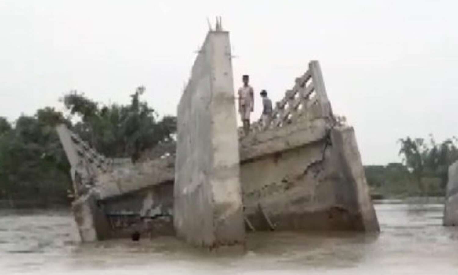 बिहार में पुल उद्घाटन से पहले ही बह गया, ग्रामीणों का आरोप- निर्माण में बरती गई लापरवाही