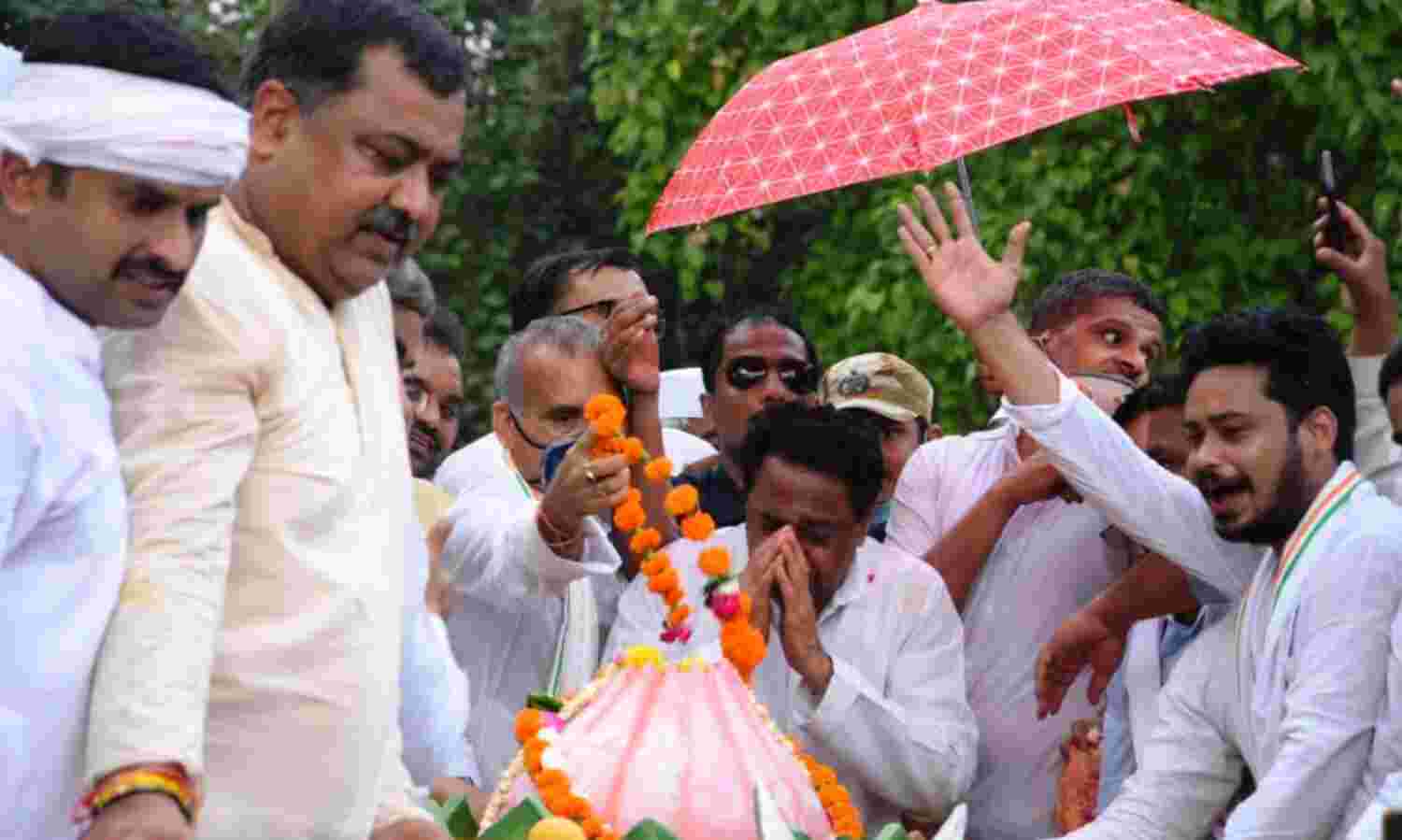 कमलनाथ ने रानी लक्ष्मीबाई को नमन कर चुनावी बिगुल फूंका, रोड शो कर दिखाई ताकत