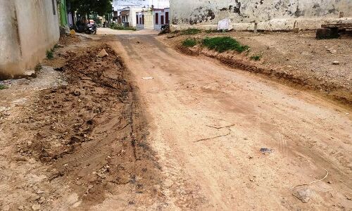 शहर की सड़कों पर गड्ढे, धूल फेफड़ों को खराब कर रही