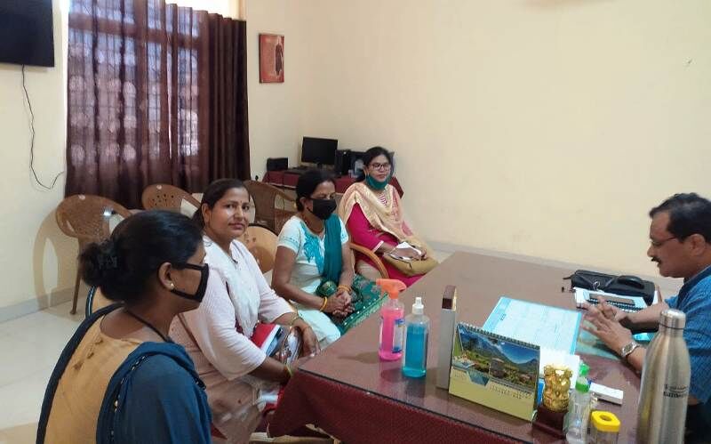 क्रमोन्नति के लिए डीईओ से मिले