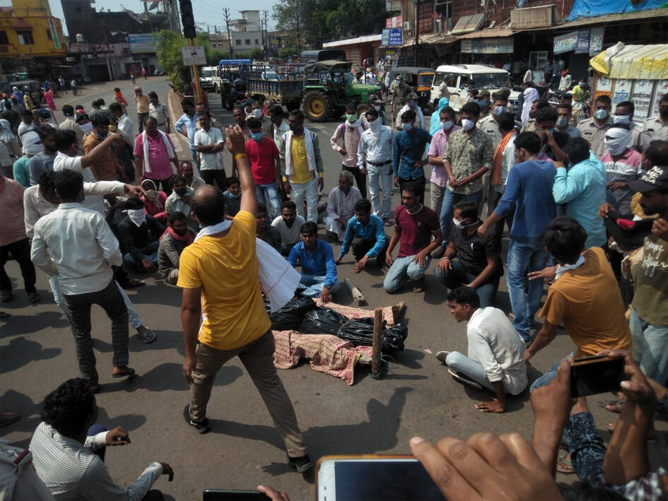 हनुमान चौराहे पर लाश के साथ एक घंटे तक चला चक्काजाम, विलाप के साथ होती रही नारेबाजी हनुमान चौराहे पर लाश के साथ एक घंटे तक चला चक्काजाम, विलाप के साथ होती रही नारेबाजी