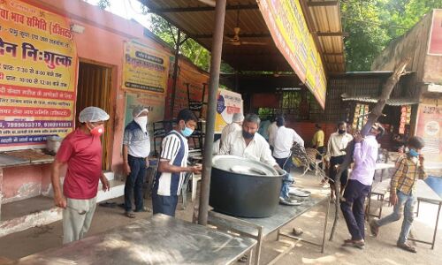 जेएएच परिसर में अटेंडरों एवं जरूरतमंदों को बांटे मास्क, कैप