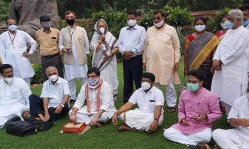 राज्यसभा के निलंबति सांसदों ने संसद परिसर में गांधी प्रतिमा के सामने किया प्रदर्शन राज्यसभा के निलंबति सांसदों ने संसद परिसर में गांधी प्रतिमा के सामने किया प्रदर्शन