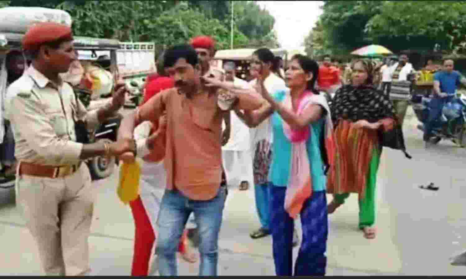 साली ने जीजा को सड़क पर चप्पलों से पीटा, दोनों का वीडियो वायरल