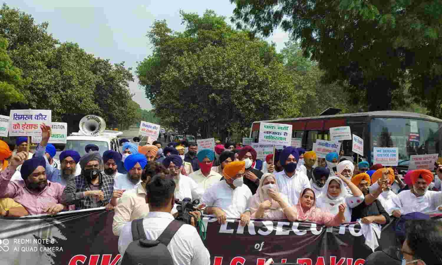 हेडग्रंथी की बेटी अगवा किए जाने पर सिखों ने किया हाई कमिशन पर रोष प्रदर्शन