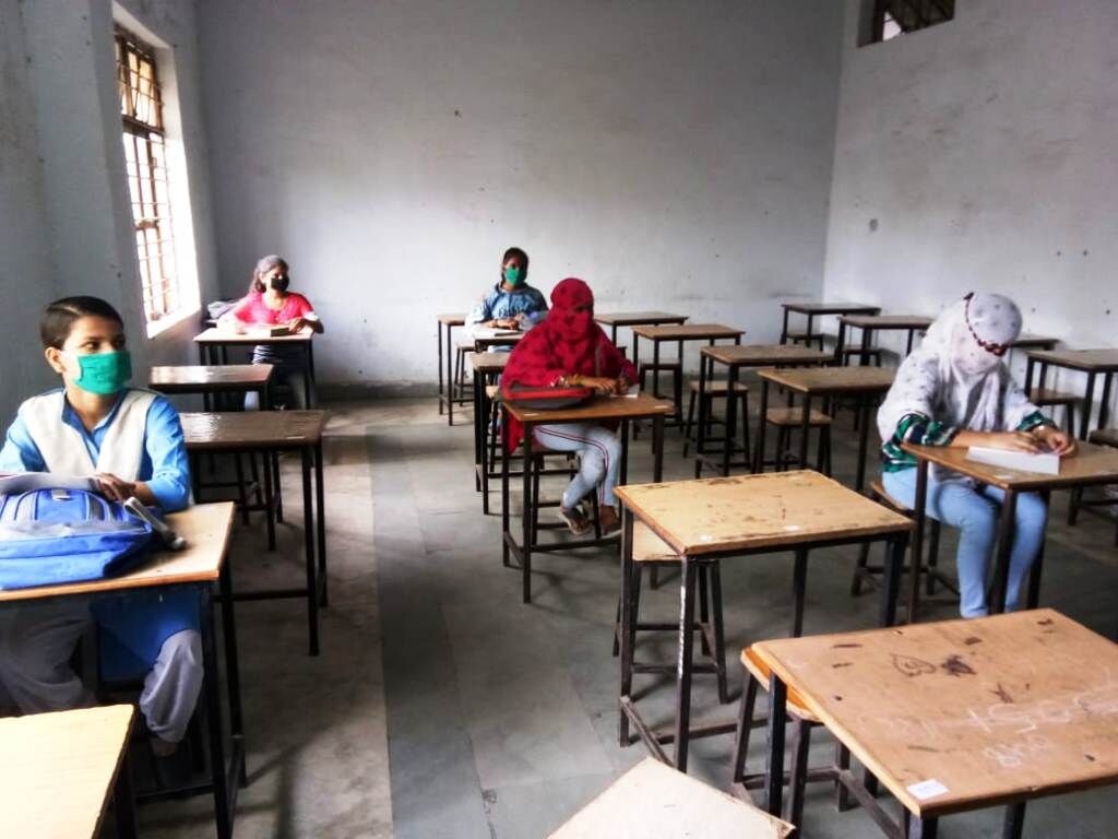 छह माह के बाद स्कूल तो खुले लेकिन कम संख्या में पहुँचे बच्चे