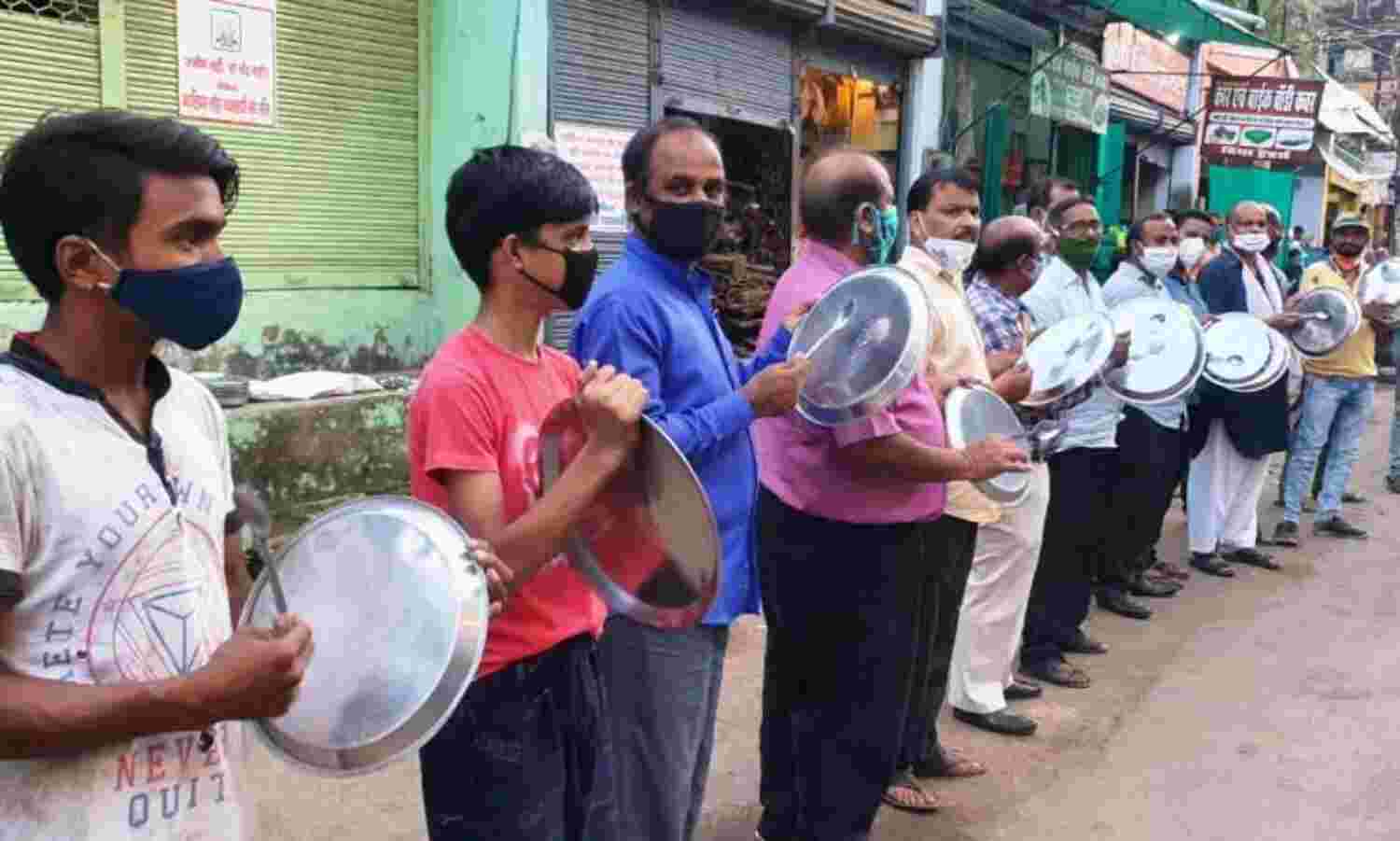 सरकार के लिए लोहा व्यापारियों ने बजाई थालियां किया विरोध