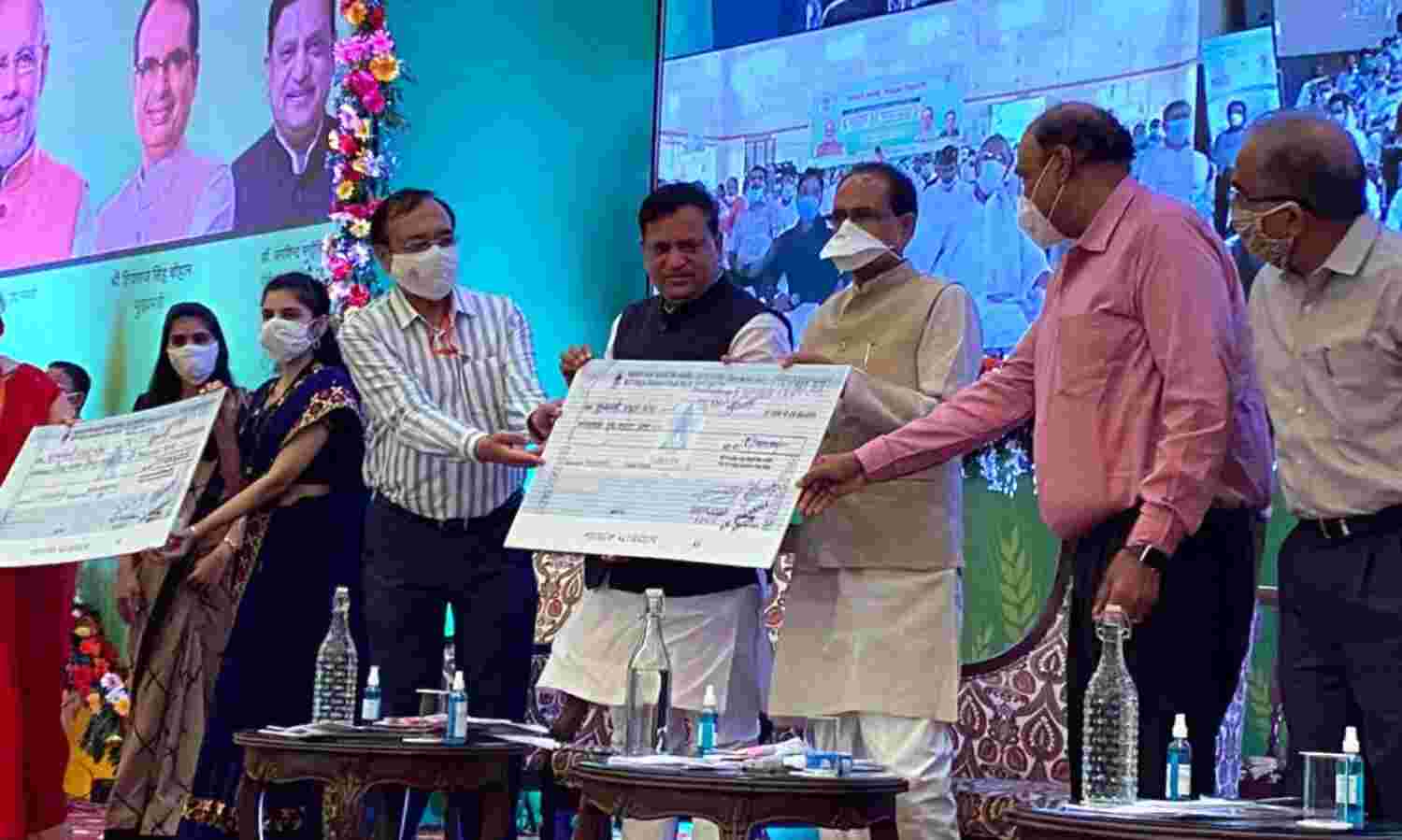 मुख्यमंत्री ने बांटे किसान क्रेडिट कार्ड, सम्मान निधि के रूप में मिलेंगे दस हजार