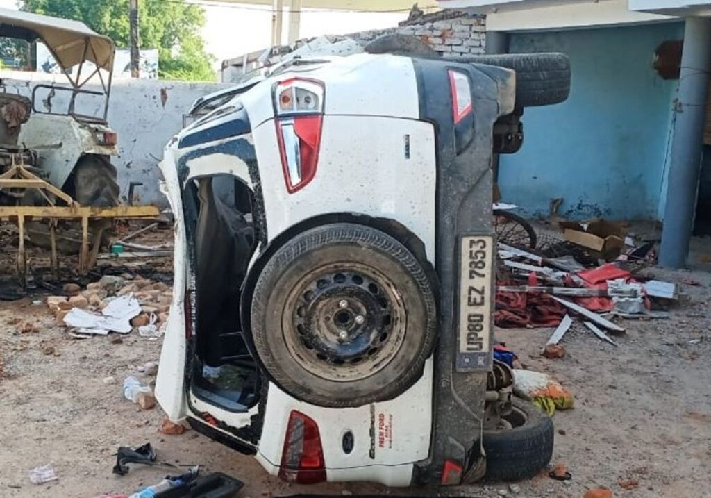 ग्वालियर - भिंड मार्ग पर अनियंत्रित कार मकान में घुसी, दो की मौत, सात घायल