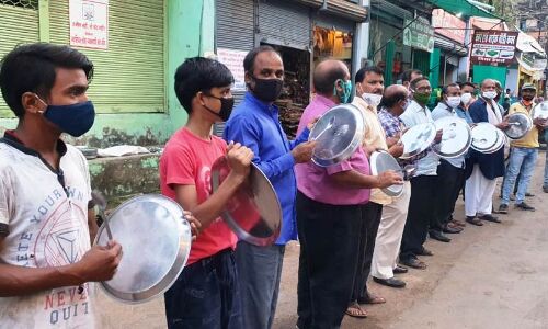 सरकार के लिए लोहा व्यापारियों ने बजाई थालियां किया विरोध