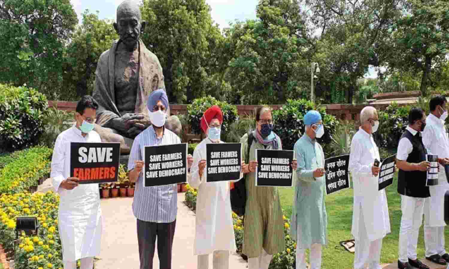 विपक्षी सासंदों ने सदन का बहिष्कार किया, परिसर में कर रहे विरोध