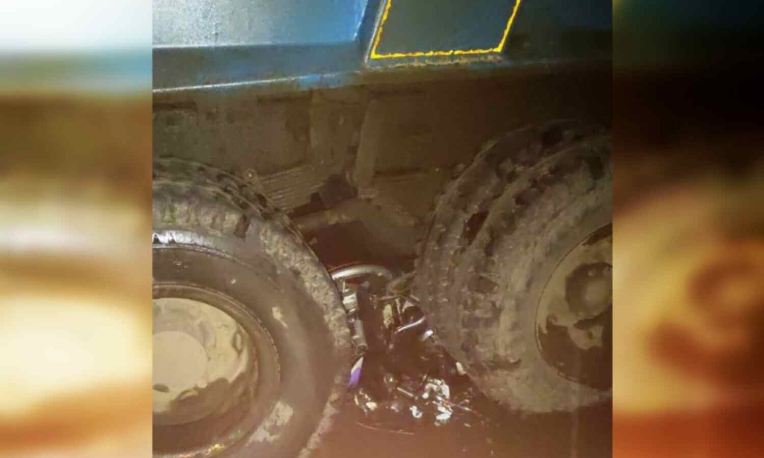 दर्दनाक हादसा : डंपर की चपेट में आने से बाइक सवार महिला सहित दो लोगों की मौत