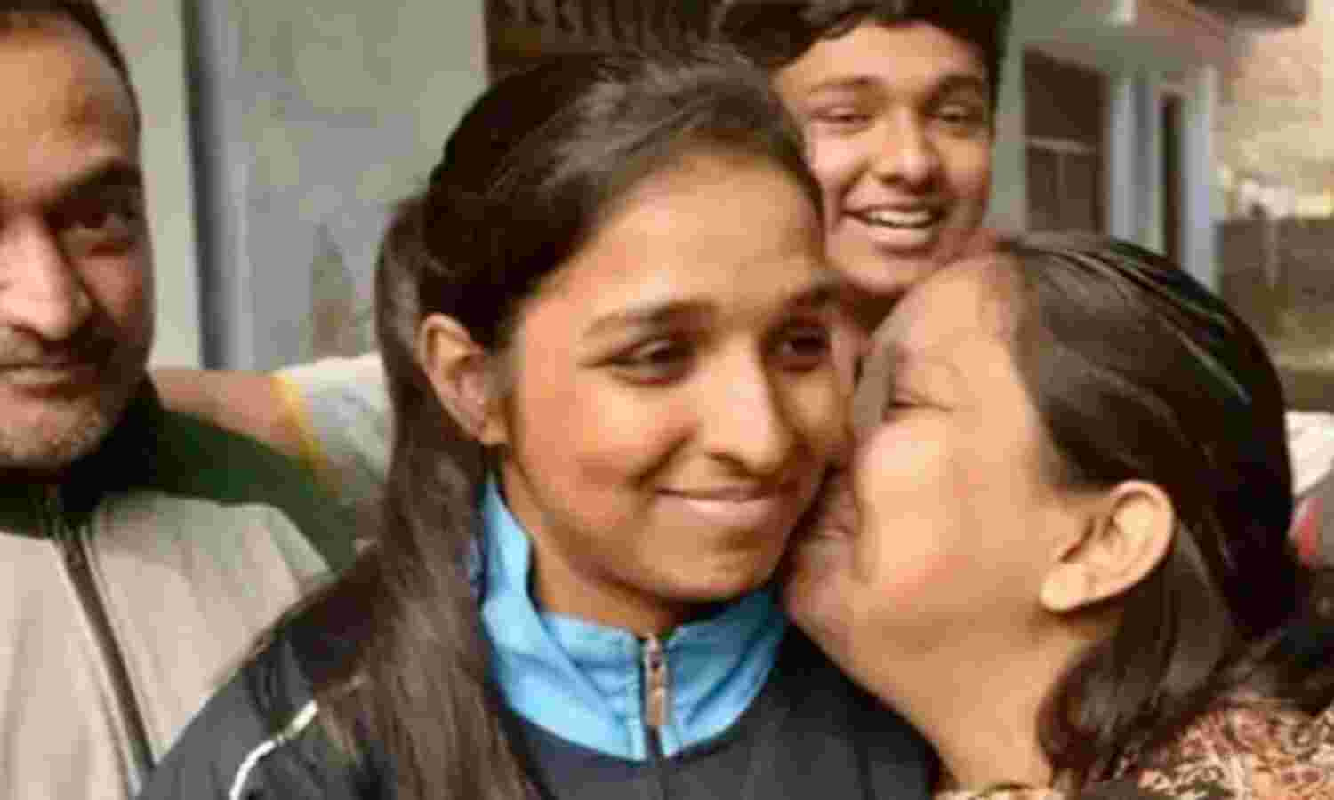 शिवांगी सिंह होंगी राफेल की पहली महिला पायलट, कामयाबी पर घर में जश्न