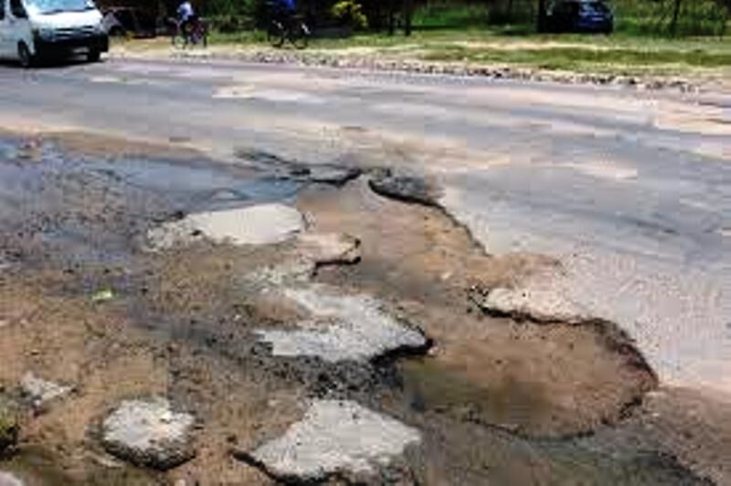 हर तरफ गड्ढे ही गड्ढे, सड़कों के कारण टूटा शरीर का शॉकर