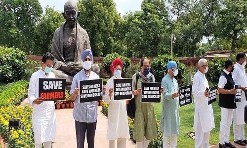 विपक्षी सासंदों ने सदन का बहिष्कार किया, परिसर में कर रहे विरोध