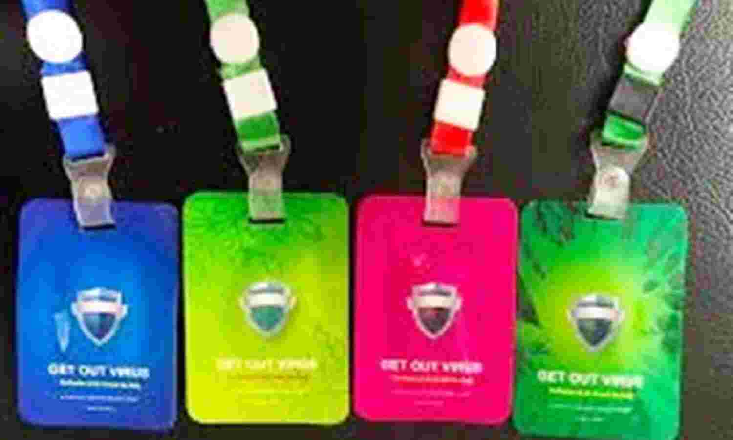 कोरोना भगाने गले में कार्ड, चिकित्सक बोले- आधुनिक टोना-टोटका