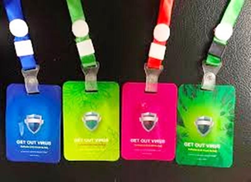 कोरोना भगाने गले में कार्ड, चिकित्सक बोले- आधुनिक टोना-टोटका