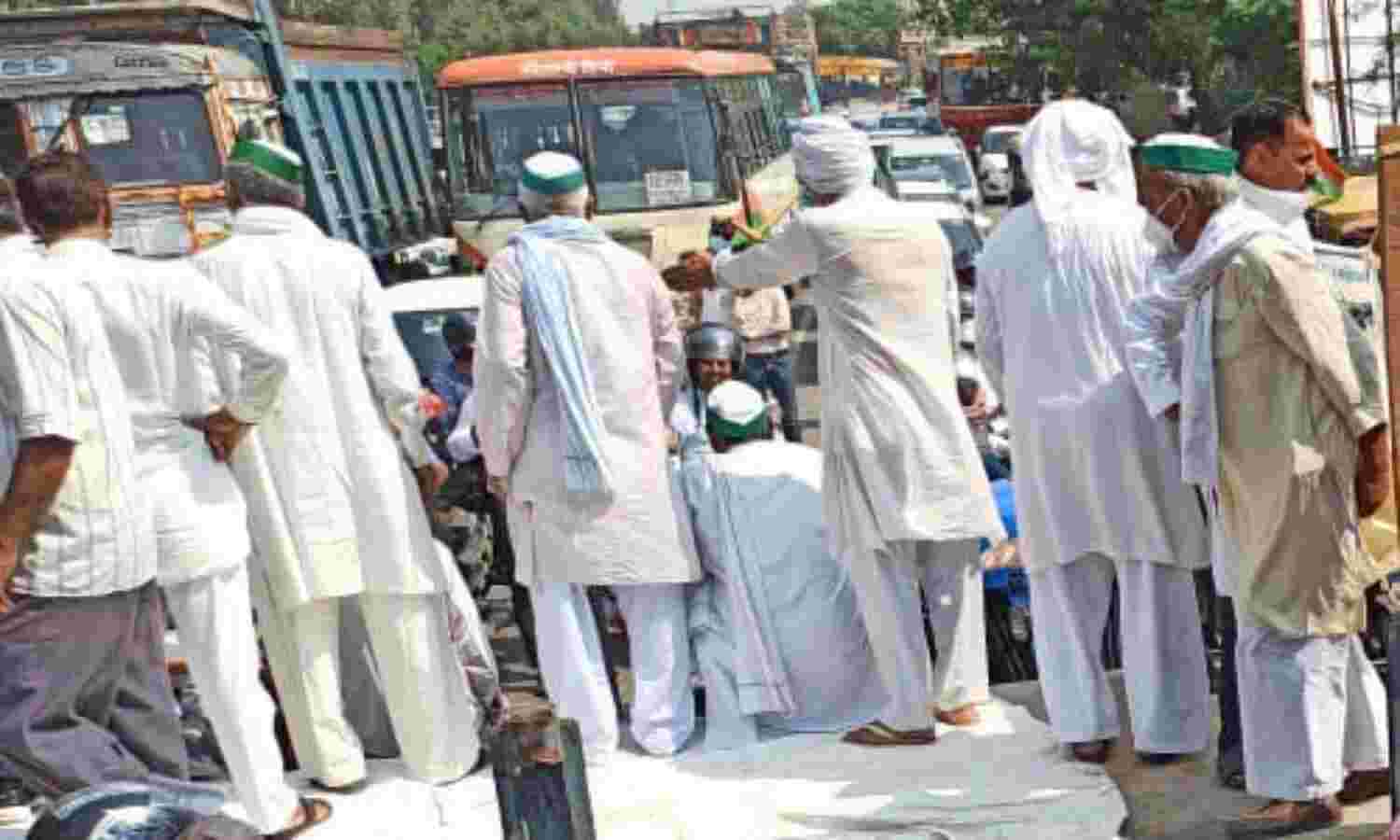 कृषि बिल पर किसानों ने किया राष्ट्रव्यापी प्रदर्शन, सेक्टर 14ए के पास दिल्ली-नोएडा रोड को किया ब्लॉक