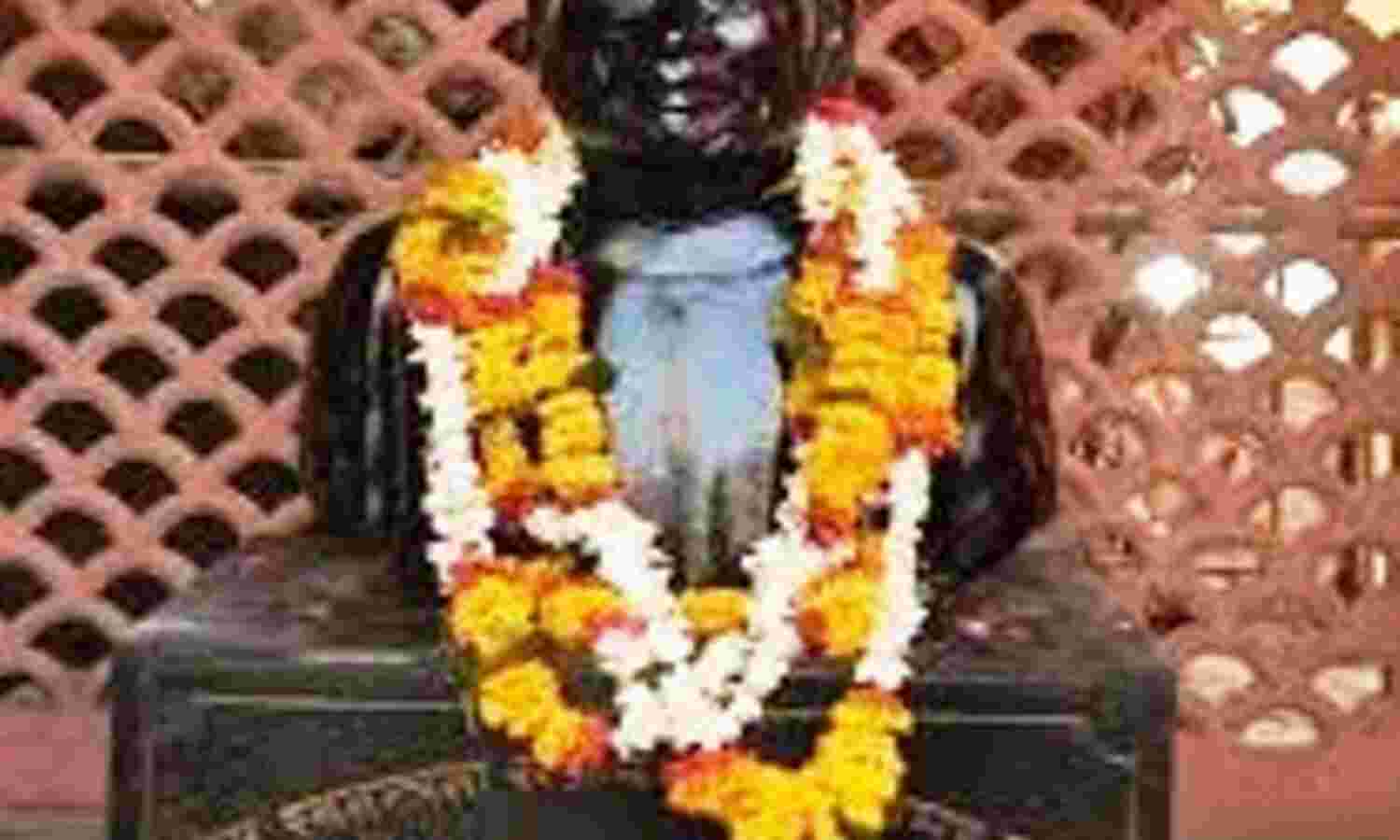 अतिक्रमणकारियों ने अमर शहीद बाठिया की प्रतिमा को भी नहीं बख्शा