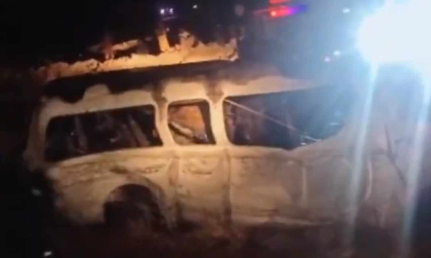 कराची-हैदराबाद मोटरवे पर एक यात्री वैन पलटने से 13 की मौत