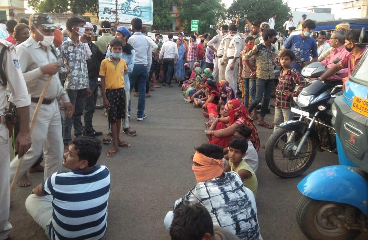 दुकानें तोड़ीं तो परिवार सहित बीच सडक़ पर बैठे दुकानदार दुकानें तोड़ीं तो परिवार सहित बीच सडक़ पर बैठे दुकानदार