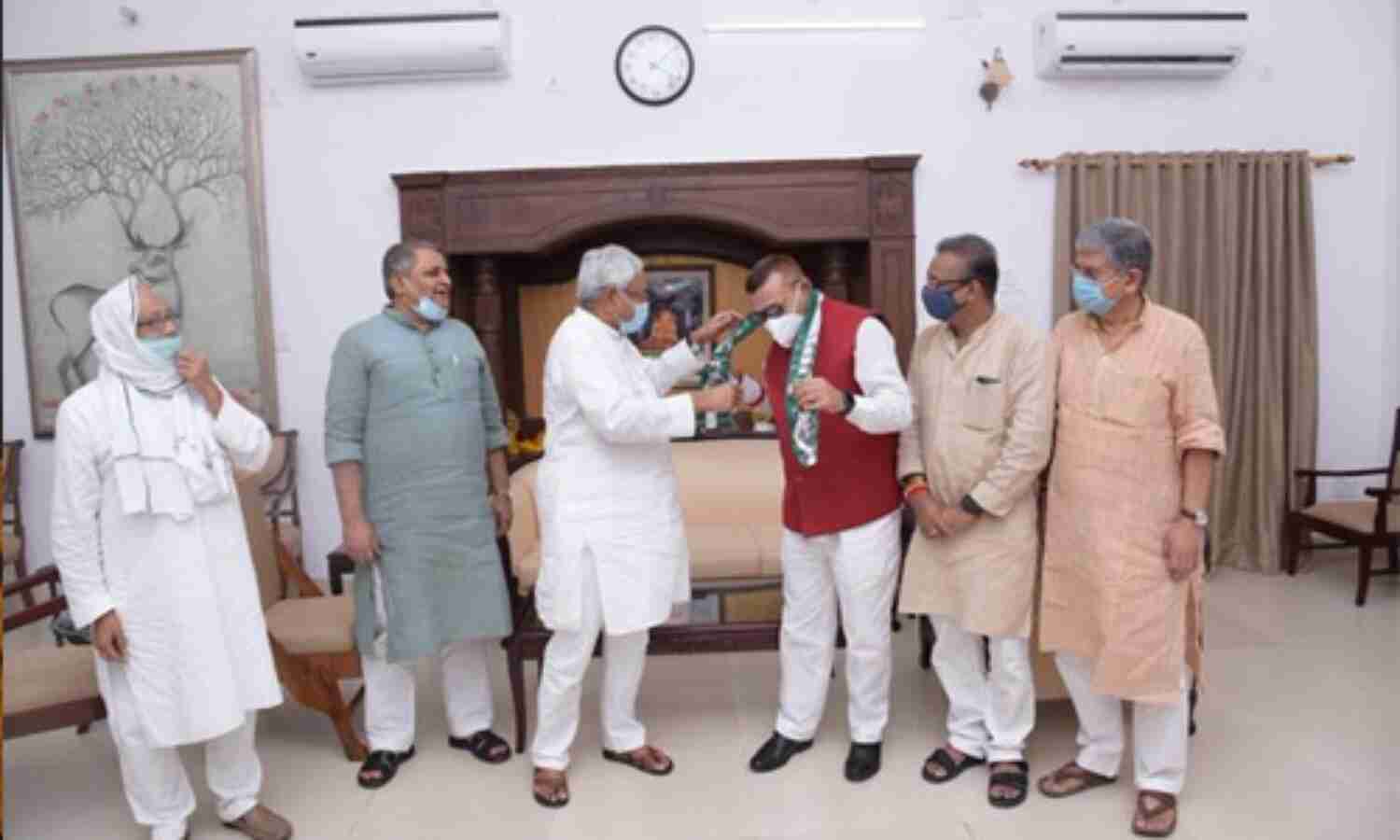 पूर्व डीजीपी गुप्तेश्वर पांडेय जदयू में हुए शामिल, नीतीश ने दिलाई सदस्यता