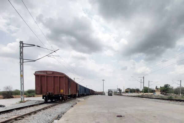 किसानों को मिलेगा सीधा लाभ, फलों और सब्जियों से ट्रेनों को जोड़ने की तैयारी कर रहा रेलवे