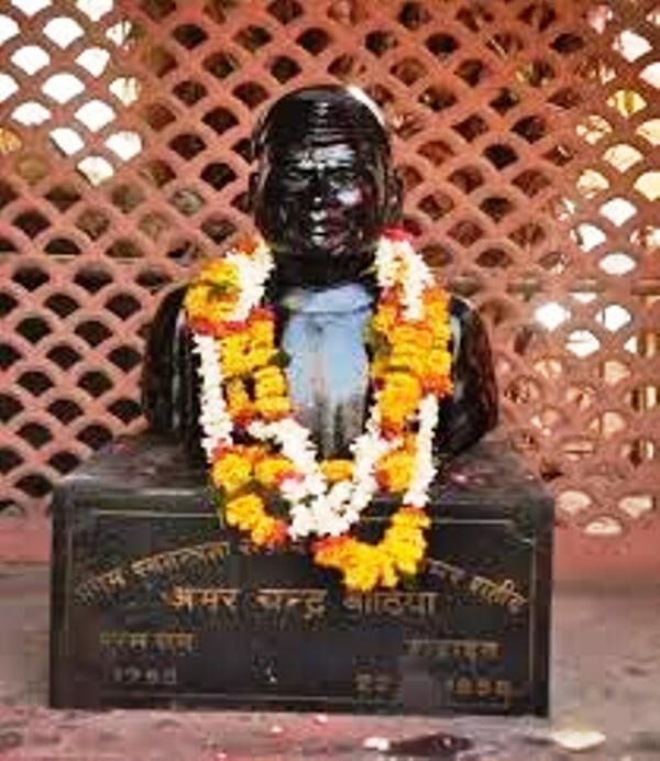 अतिक्रमणकारियों ने अमर शहीद बाठिया की प्रतिमा को भी नहीं बख्शा