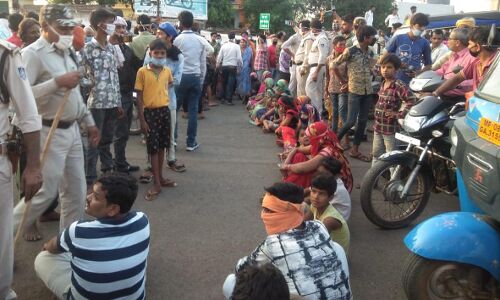 दुकानें तोड़ीं तो परिवार सहित बीच सडक़ पर बैठे दुकानदार दुकानें तोड़ीं तो परिवार सहित बीच सडक़ पर बैठे दुकानदार