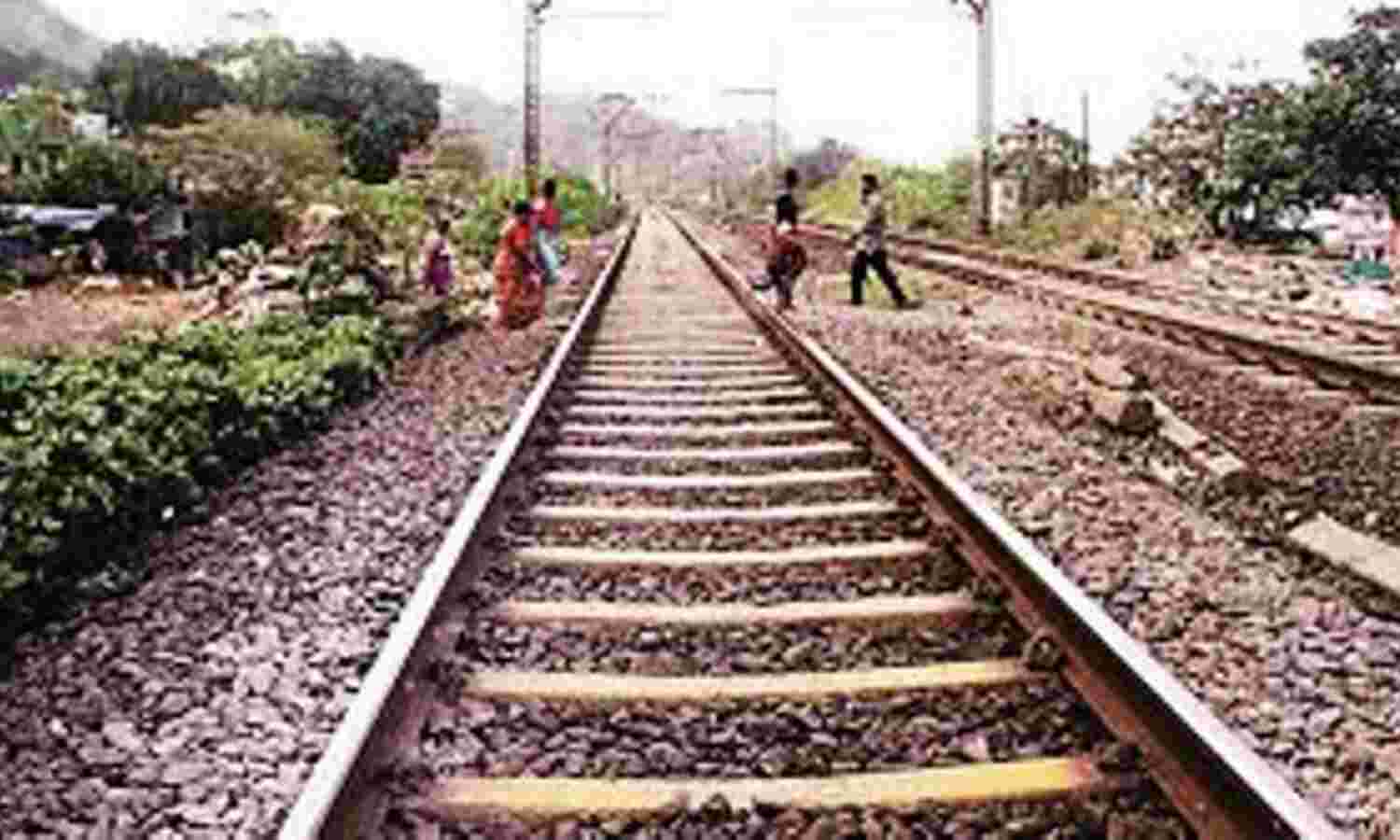 रायरू मालगोदाम की पटरियों में गड़बड़ी, मालगाड़ी का बैगन फिर हुआ तिरछा रायरू मालगोदाम की पटरियों में गड़बड़ी, मालगाड़ी का बैगन फिर हुआ तिरछा