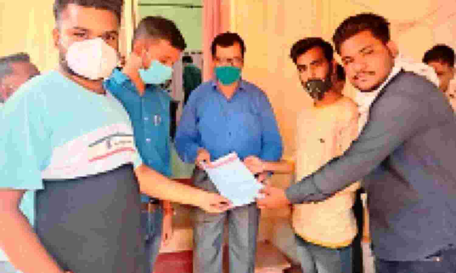 महंगा पड़ा मां सरस्वती का अपमान, पिछोर से भी खदेड़े गए प्राध्यापक डॉ. गौतम