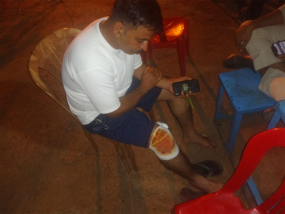 दो पक्षों का विवाद सुलझाने पहुंची पुलिस पर बोला हमला, वाहन में की तोडफ़ोड़, पथराव भी किया दो पक्षों का विवाद सुलझाने पहुंची पुलिस पर बोला हमला, वाहन में की तोडफ़ोड़, पथराव भी किया