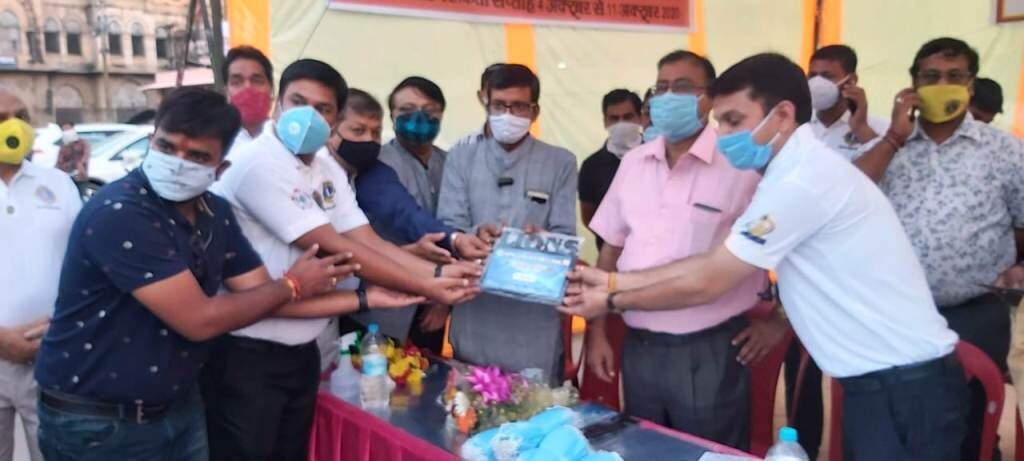मास्क ही वैक्सीन है, लायंस क्लब ने बांटे मास्क