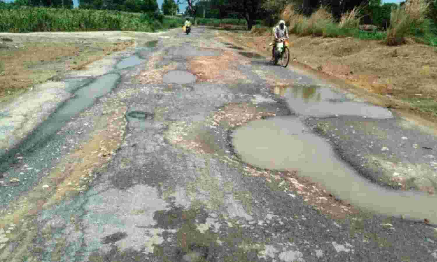 तीन विभागों की लापरवाही भुगत रहे हैं मल्लगढ़ा के रहवासी