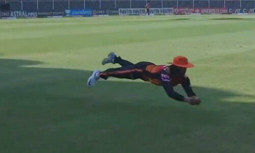 इस सीजन का सबसे बेहतरीन कैच मनीष पांडे ने डाइव लगाकर लिया