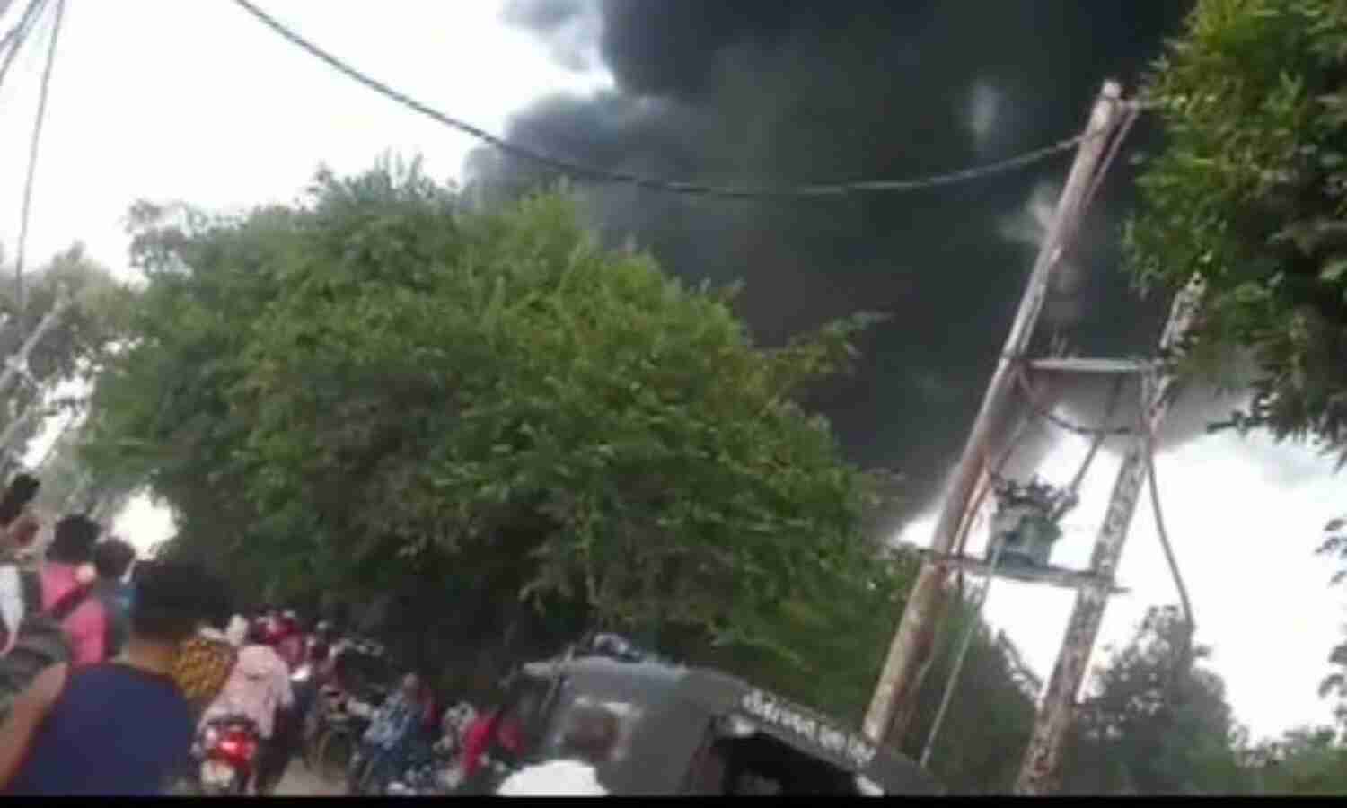 उप्र : पेंट फैक्ट्री में धमाकों के साथ लगी भीषण आग, 60 फुट तक उठी लपटें, घर छोड़ भागे लोग