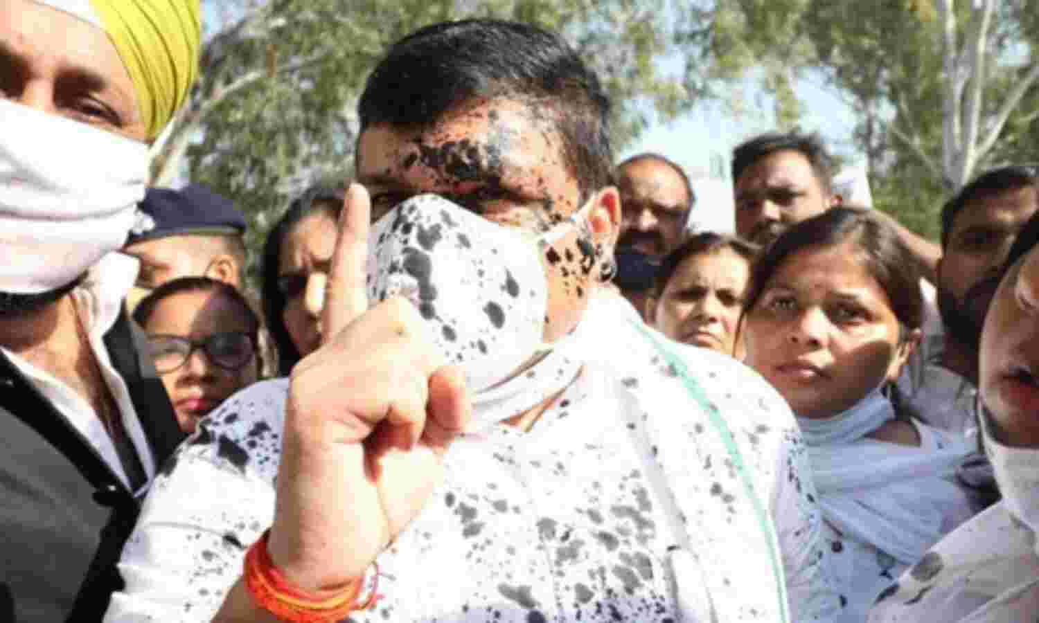 हाथरस में नहीं थम रहा सियासी बवाल, आप नेता संजय सिंह पर स्याही फेंकी गई