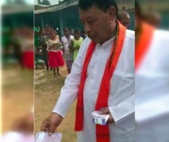 भाजपा नेता ने बताई मंत्री बिसाहूलाल के पैसे बांटने के वायरल वीडियो की सच्चाई भाजपा नेता ने बताई मंत्री बिसाहूलाल के पैसे बांटने के वायरल वीडियो की सच्चाई