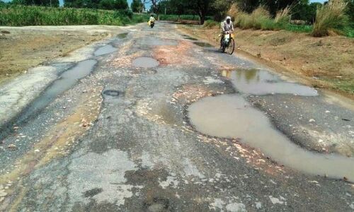 तीन विभागों की लापरवाही भुगत रहे हैं मल्लगढ़ा के रहवासी