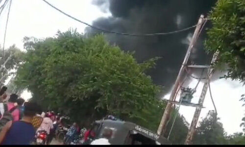 उप्र : पेंट फैक्ट्री में धमाकों के साथ लगी भीषण आग, 60 फुट तक उठी लपटें, घर छोड़ भागे लोग