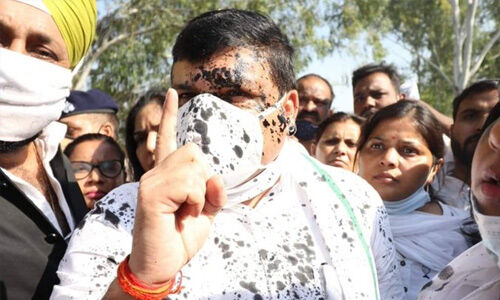 हाथरस में नहीं थम रहा सियासी बवाल, आप नेता संजय सिंह पर स्याही फेंकी गई