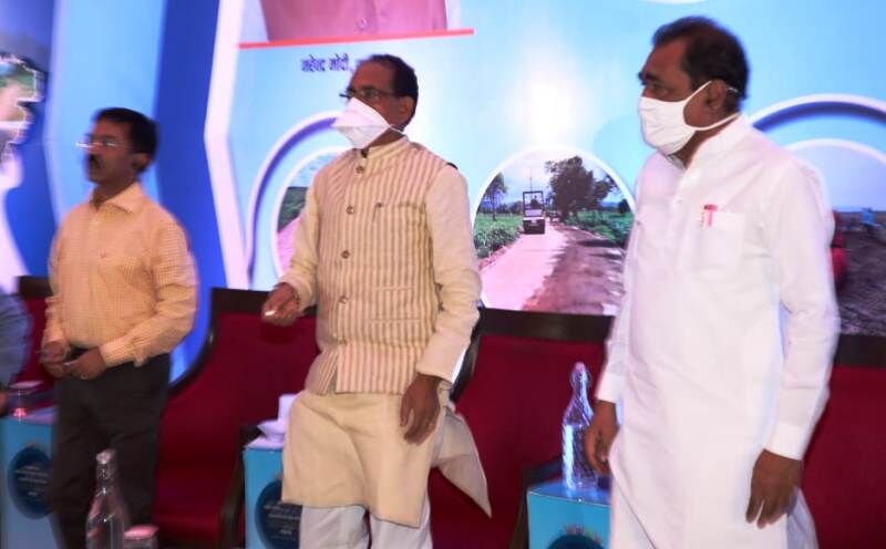 मैं केवल नारियल नहीं फोड़ता बल्कि निर्माण कार्य भी करवाता हूँ : मुख्यमंत्री