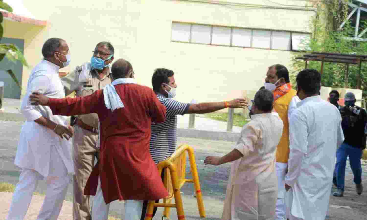 ज्योतिरादित्य सिंधिया का स्वागत करने को लेकर समर्थकों में मची होड़, दो भिड़े