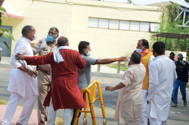 ज्योतिरादित्य सिंधिया का स्वागत करने को लेकर समर्थकों में मची होड़, दो भिड़े