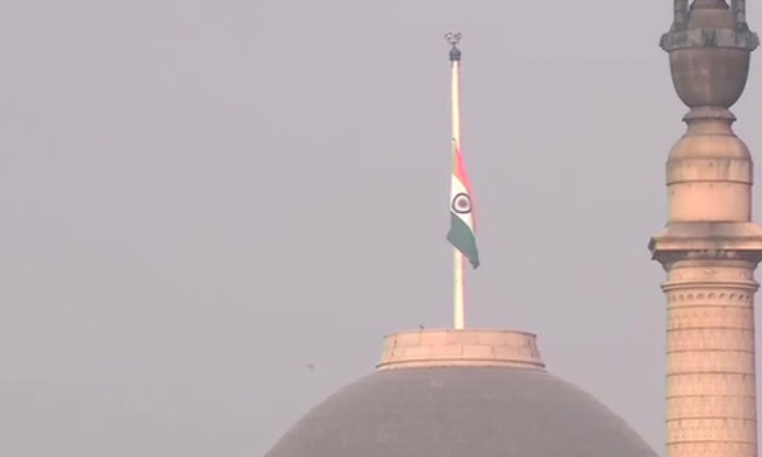 केंद्रीय मंत्री रामविलास पासवान के सम्मान में आधा झुका तिरंगा, प्रधानमंत्री मोदी ने पार्थिव शरीर को दी श्रद्धांजलि